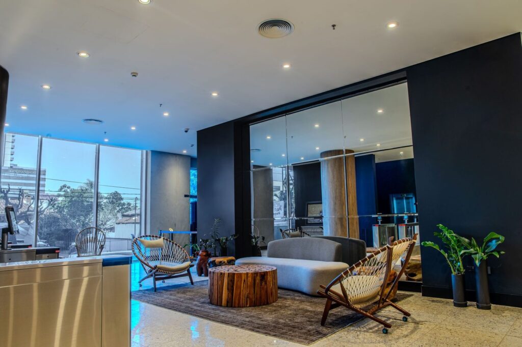 Lobby del Alula Hotel en Encarnación con vista panorámica