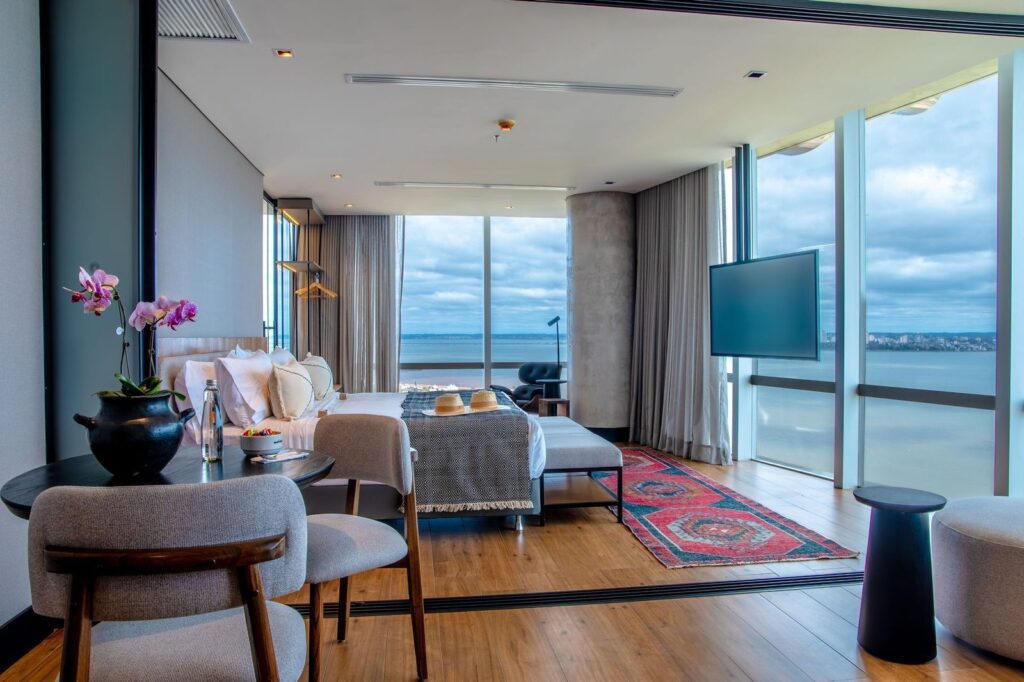 Suite del Alula Hotel con ventanales y vista panorámica