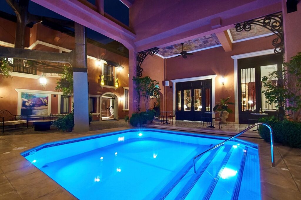Piscina iluminada de Nino Hotel Boutique en Asunción