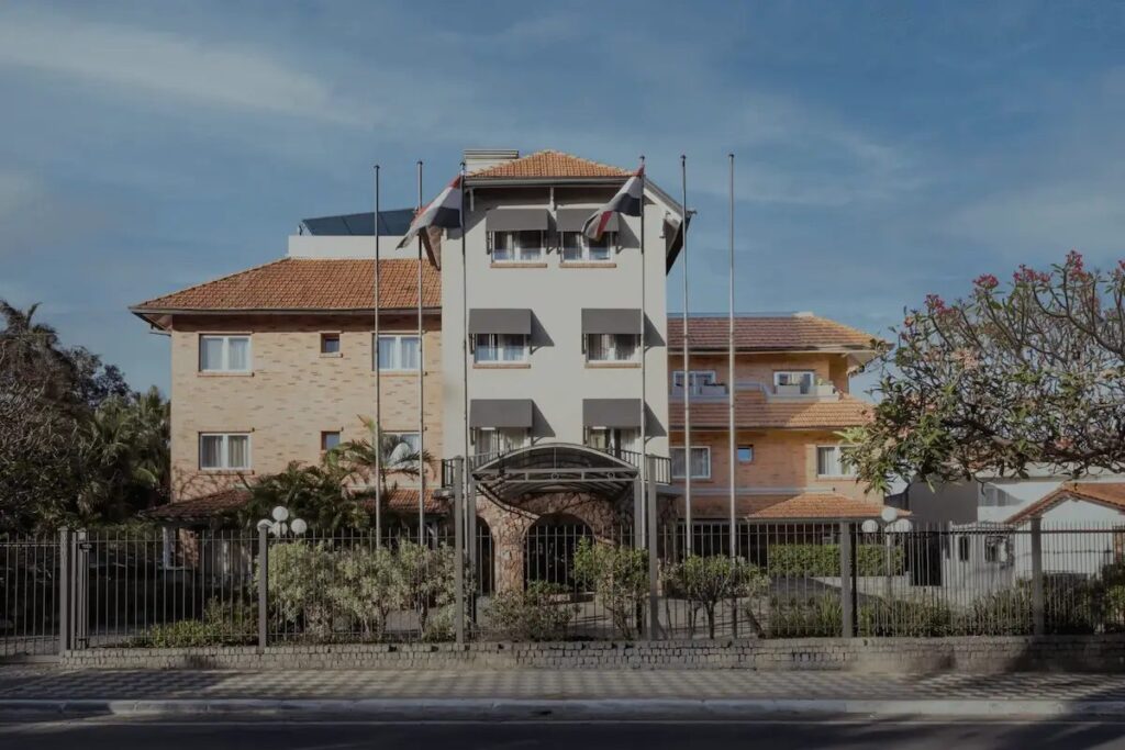Fachada del Hotel Villa Morra Suites en Asunción